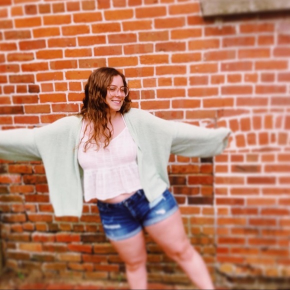 Meet your Posher, Lauren🤍🌿 - Picture 3 of 4